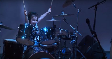 Dat een 5-jarig meisje over zoveel drumtalent beschikt had niemand verwacht…