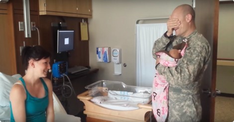 Militair heeft zijn dochtertje nog nooit gezien.. Maar dan komt hij met een verrassing!