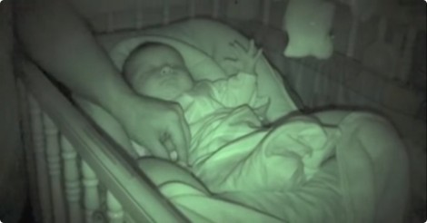 Zij nemen een kijkje bij hun slapende baby… en kunnen hun lach niet inhouden!
