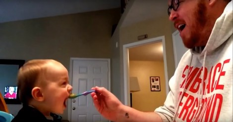 Het lukt mama maar niet om haar zoontje groenten te laten eten… dan doet papa dit!