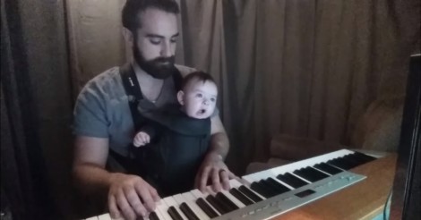 Deze baby heeft moeite om in slaap te komen… maar daar heeft papa de perfecte oplossing voor!