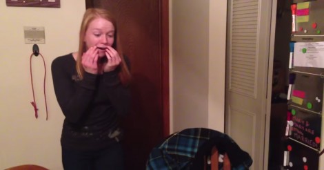 Hij verrast zijn vriendin met een kitten… haar reactie is goud waard!