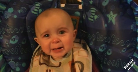 Als mama begint met zingen… wordt deze schattige baby zó ontzettend emotioneel!