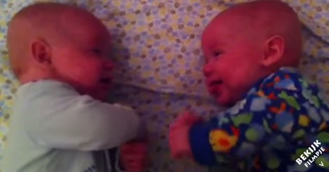 Deze moeder gaat kijken bij haar tweeling. Maar dan ziet ze dat de baby’s de grootste lol hebben!