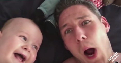Als papa dat ene magische woord zegt… komt deze baby niet meer bij van het lachen!