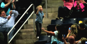 Klein jochie gaat uit zijn dak op de tribune… en dan merken de schijnwerpers het ook op!