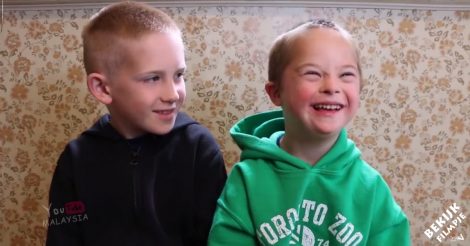 Jochie met down syndroom vertelt aan zijn oudere broer wat hij van hem vindt… dit is zo puur!