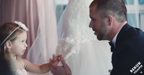 Hij geeft zijn vrouw het ja-woord. Maar dan knielt hij ook neer bij zijn stiefdochter