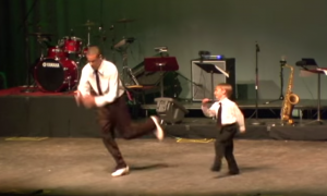 Deze tapdanser steelt de harten van het publiek. En hij is nog maar 7 jaar oud!