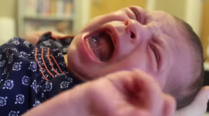 Baby stopt maar niet met huilen, totdat er een liedje van David Bowie klinkt..