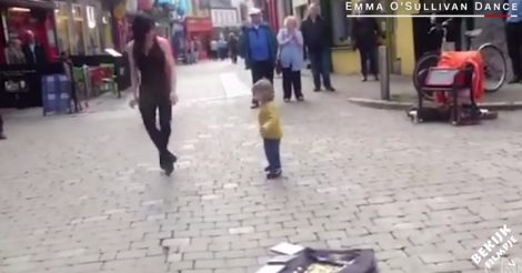 Peutertje ziet een vrouw alleen dansen op straat. Dan besluit hij haar gezelschap te houden!