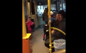 Klein meisje zingt een kerstlied in de bus. Wat deze sympathieke buschauffeur dan doet is fantastisch!