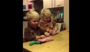 Vader geeft kinderen ‘vreselijk’ kerstcadeau. Let op hun reactie als ze het cadeau openmaken!