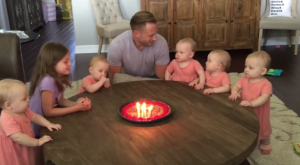 Als papa de verjaardagskaarsjes uitblaast reageren zijn dochtertjes hilarisch!