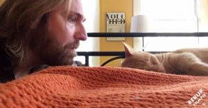 Hilarisch: kat bezorgt zijn baasje vele slapeloze nachten. Nu is het tijd om wraak te nemen!