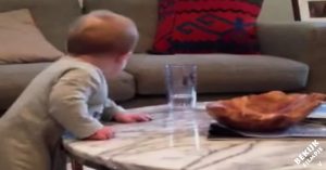 Stoute baby ziet glas water en wil deze omgooien. Dan zegt zijn moeder dat hij dat niet mag doen!