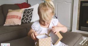 3-jarig meisje krijgt een mooie cadeauverpakking. Wat daarin zit? ‘Slechts’ een paperclip..