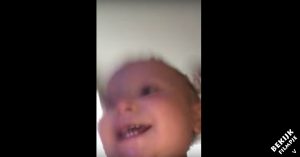 Baby steelt telefoon van moeder en gaat er ondeugend vandoor. Dit is zó komisch!