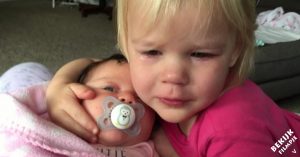 Peutertje wordt chagrijnig wakker. Maar let op wat er gebeurt als ze haar kleine zusje ziet!