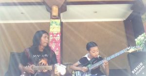 Vader kijkt trots toe als zijn dochter begint te spelen op de gitaar. Deze jamsessie is ongekend mooi!