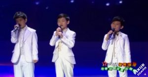 3 jongens staan klaar om te zingen. Dan betoveren ze de zaal met hun versie van ‘You Raise Me Up’!