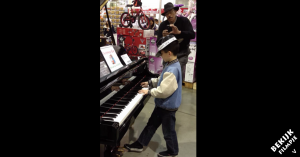 9-jarige jongen speelt uiterst moeilijk nummer op de piano. De omstanders kijken met verbazing toe!
