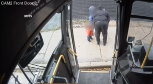 Een oplettende buschauffeur ziet 2 kinderen alleen over straat lopen..