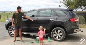 Je peuter inzetten als autowasser? Deze handige man laat het zien!