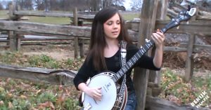 Meisje speelt betoverend mooi op haar banjo. Miljoenen kijkers zijn verbaasd dat ze nog maar 11 jaar is!
