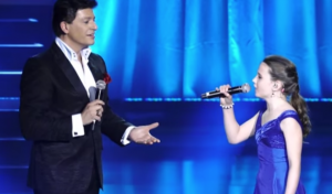 Operazanger zingt ‘O Sole Mio’. Maar het is het jonge meisje dat pas echt ontroert..