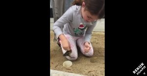 6-jarig meisje stopt haar hand in een put. Om vervolgens een schitterende daad te verrichten!