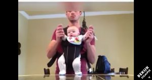 Zij hebben het rijk voor zichzelf, want moeders is van huis. Dan doen ze een hilarische vader-baby dansje!