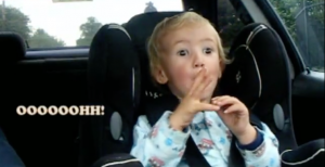 Schattig jochie zit achterin de auto.. Let op als de beat erin komt!