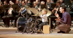 Dit orkest wordt geleid door… een 3-jarig jochie op een drumstel!