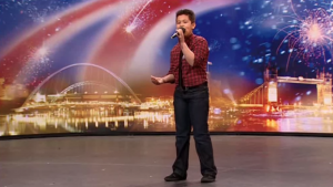 De jury stopt deze jongen tijdens zijn auditie. Als hij een ander nummer zingt, gebeurt er iets geweldigs!