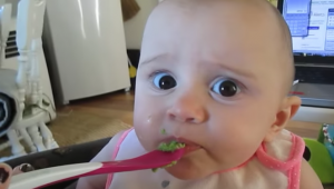 Baby proeft voor de eerste keer avocado. Haar reactie? Werkelijk hilarisch!