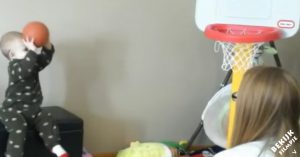 Deze baby staat klaar voor zijn basketbal worp. Wat dan volgt is spectaculair!