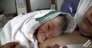 Trotse vader praat met zijn pasgeboren baby. Maar kijk eens wat ze met haar vinger doet!