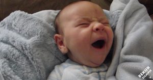 Baby ontwaakt uit slaap. Maar let vooral op de verschillende emoties tijdens het wakker worden!