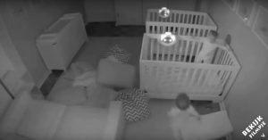 Chaos: peutertweeling moeten eigenlijk slapen. Maar let op wat de camera opneemt!