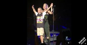 Jochie werd jarenlang gepest op school. Maar kijk eens wat Gwen Stefani doet tijdens haar concert!