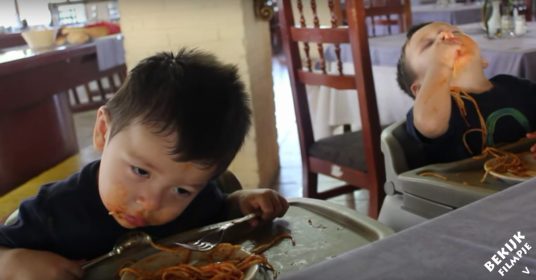 jochies-vallen-in-slaap-tijdens-eten