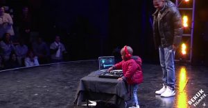 3-jarige peuter uit Zuid-Afrika steelt de show tijdens zijn auditie.. als DJ!