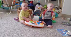 Het leukste moment van de dag? Als papa thuiskomt! Let maar eens op de reactie van deze baby’s