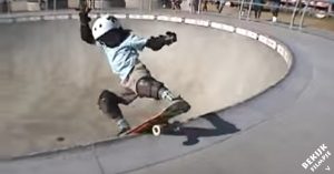 Kleine skateboarder laat iedereen op de skatebaan zien hoe het moet. Zijn leeftijd? 6 jaar!