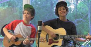 Twee tieners zorgen voor mooie akoestische cover. 3 jaar later posten ze opnieuw een video samen!