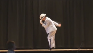 7-jarig jochie doet op geweldige wijze Michael Jackson na!
