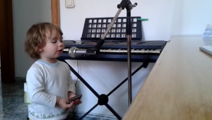 HIj vraagt zijn 2-jarig zoontje om een Blues nummer te zingen. Wat dan gebeurt is enerververend!