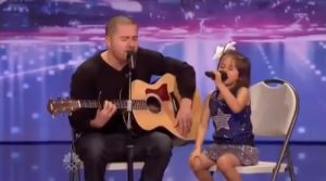 Vader en dochter betreden samen het podium. Wat dan volgt is een prachtig (en lief) duet!