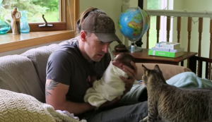 Zij hebben een baby gekregen. Dan wordt het meisje voorgesteld aan de huisdieren!